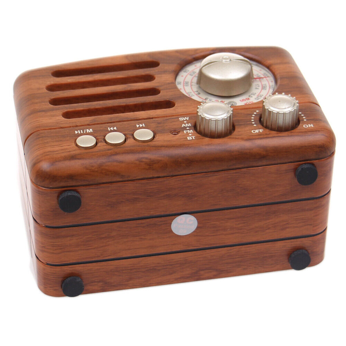 Ein Vintage-Holzradio mit Drehknöpfen und Tasten auf einer weißen Oberfläche.