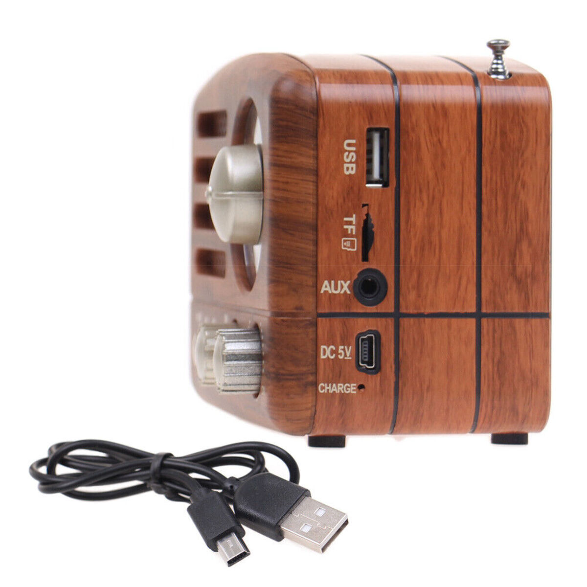 Holzradio im Vintage-Stil mit USB-, TF-, AUX- und Ladeanschlüssen. Ein schwarzes Kabel ist angebracht.