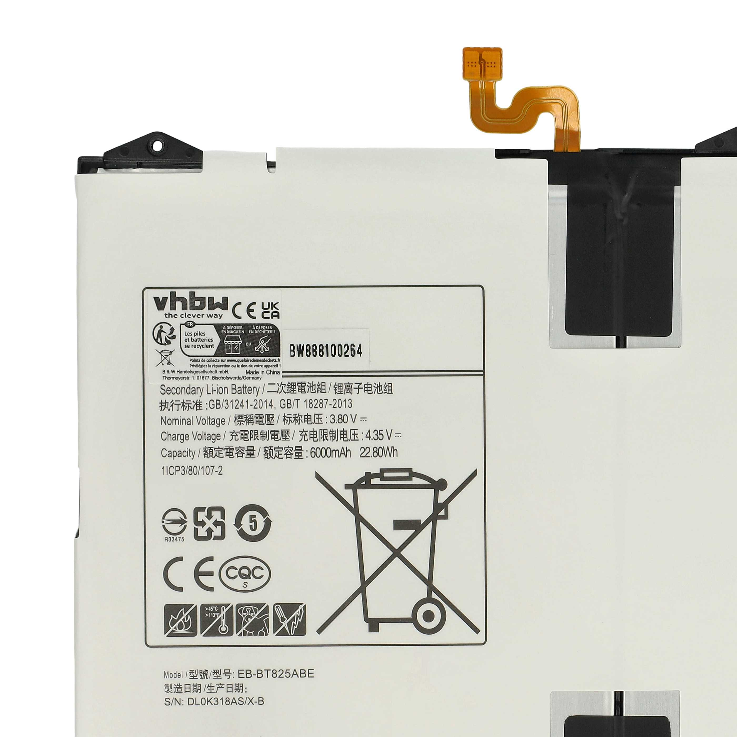 Ein sekundäres Lithium-Ionen-Akkupack mit Etiketten und einem Recyclingsymbol. Weißer Hintergrund.