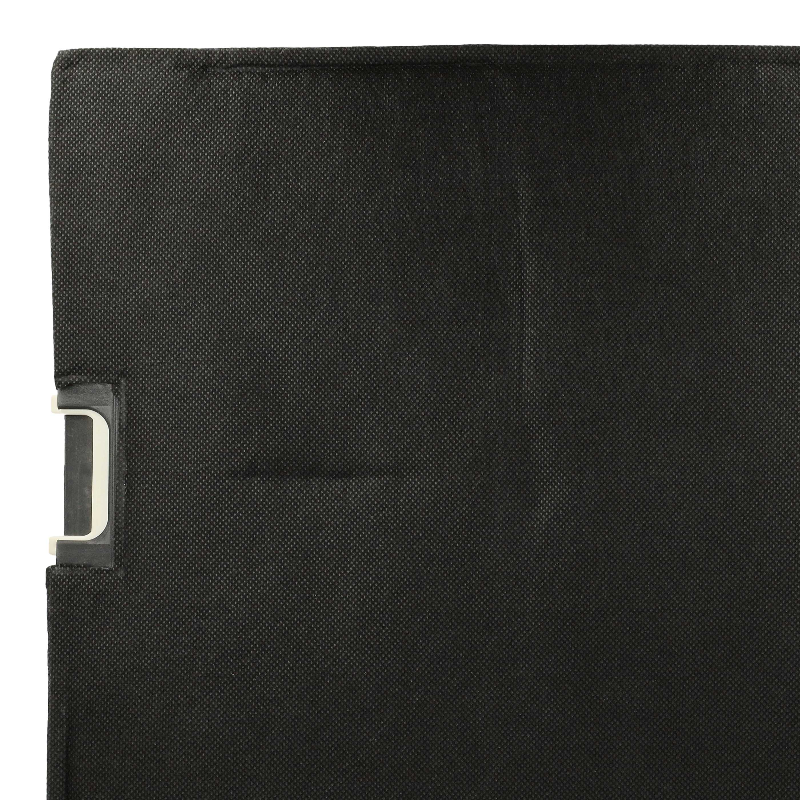 Nahaufnahme eines schwarzen Stoffes mit strukturierter Oberfläche und einem silbernen Metalldetail an der Seite.