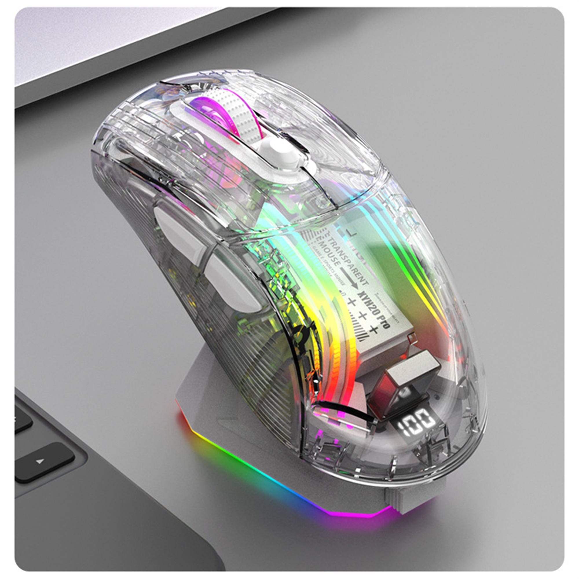 Transparente Gaming-Maus auf Ladestation. LED-Beleuchtung im Inneren der Maus.