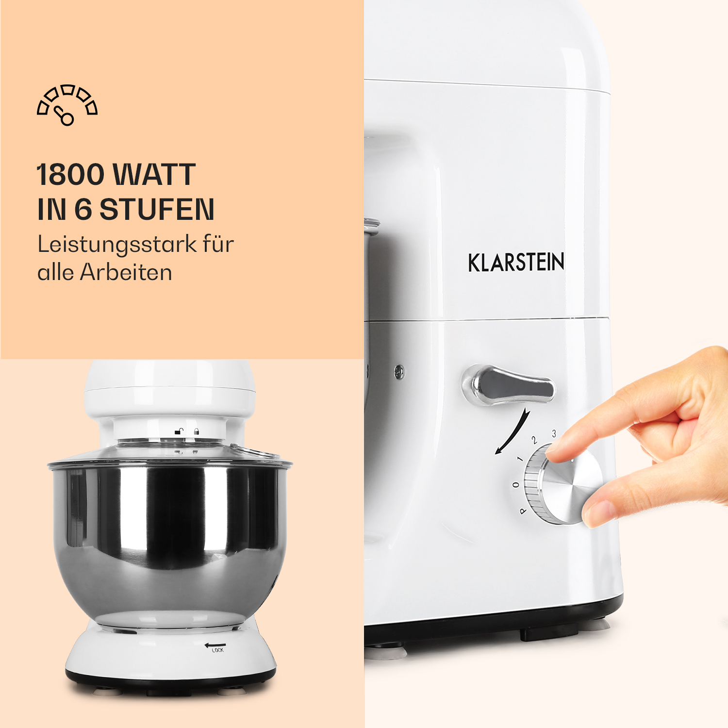 Ein weißer Küchenmixer mit einer Metallschüssel. Eine Hand dreht einen Drehknopf an der Seite.