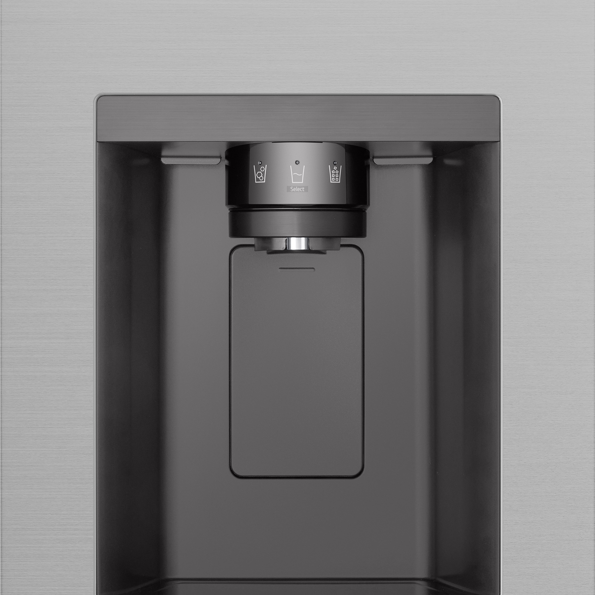 Un primo piano del distributore d'acqua del frigorifero. Lo sfondo è grigio.