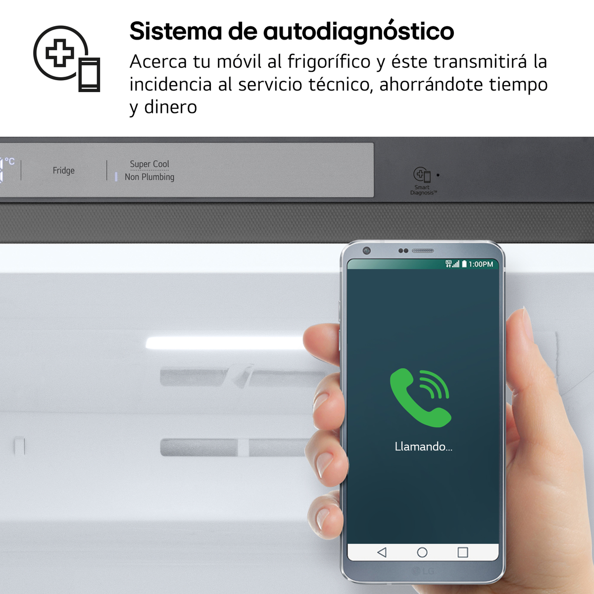 Un telefono viene tenuto vicino a un frigorifero, mostrando una schermata di chiamata.
