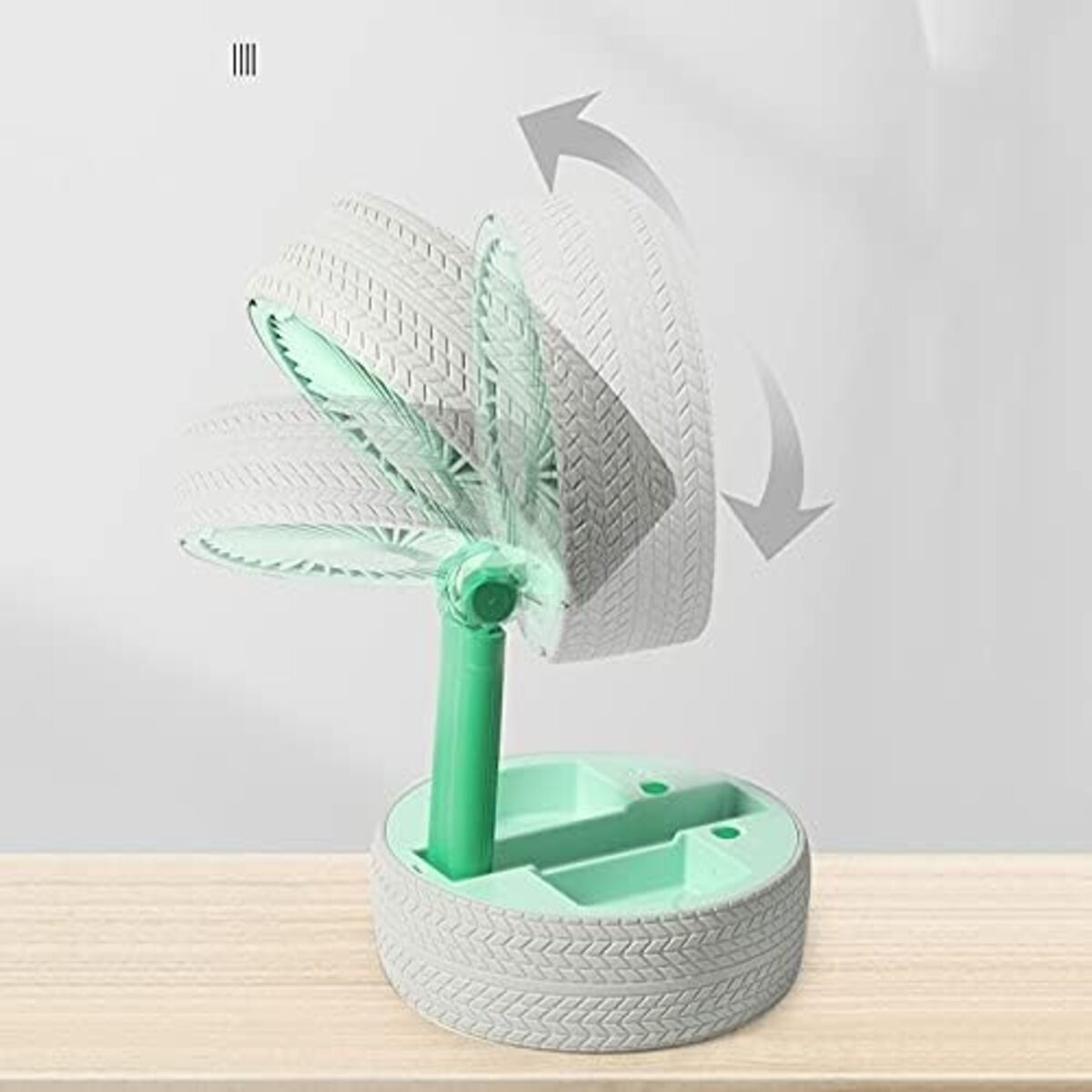 Un ventilador plegable. El ventilador está hecho de neumáticos.