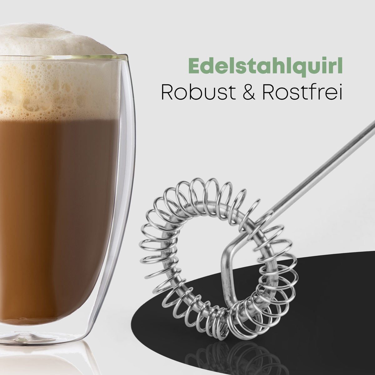 Spieniona kawa w przezroczystym szkle ze trzepaczką ze stali nierdzewnej, tekstem i czarnym tłem.