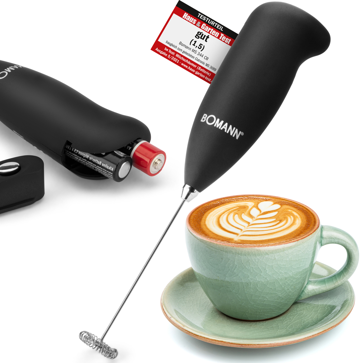 Czarny spieniacz do mleka z latte i etykietą z wynikami testu.