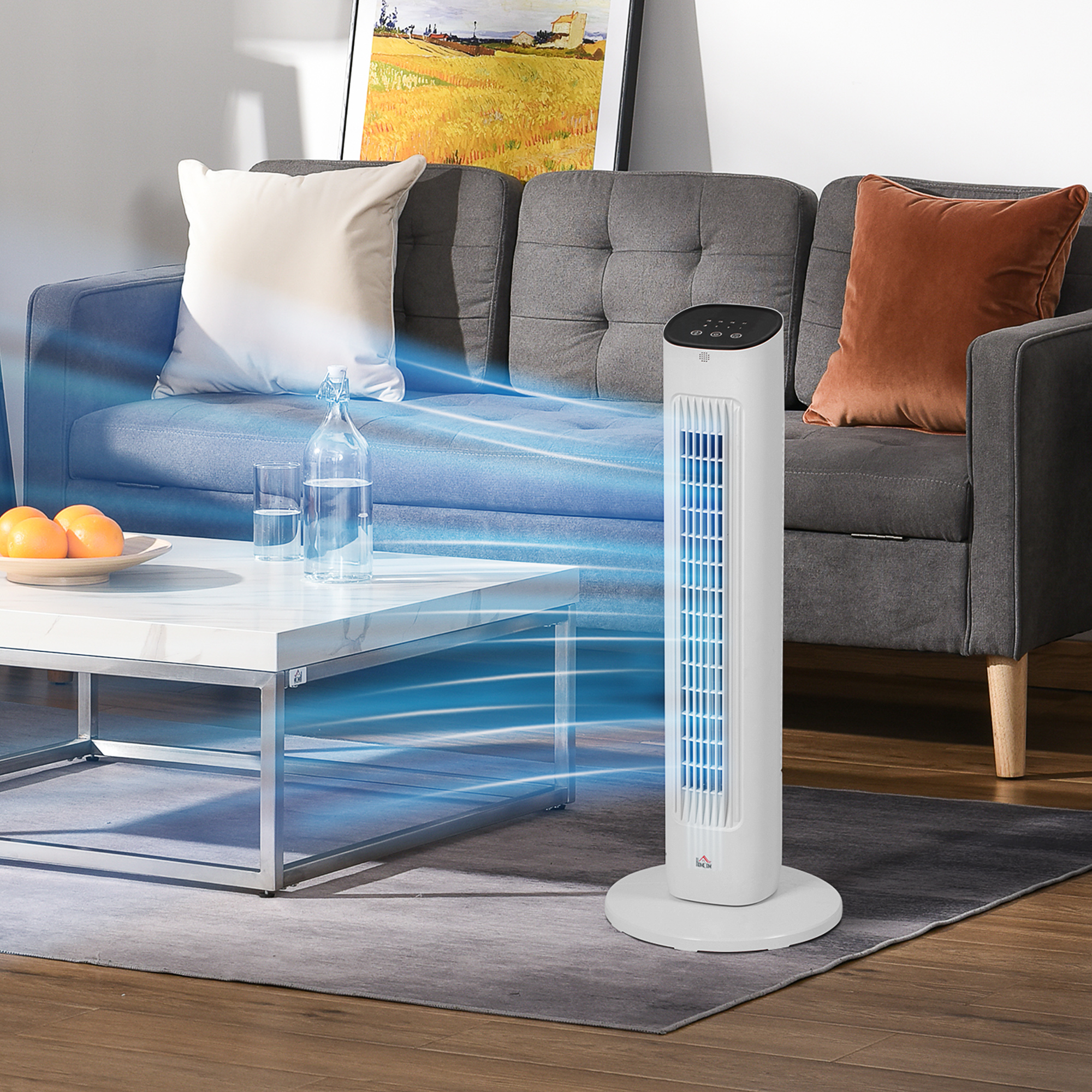 Ventilador de torre blanco con líneas de flujo de aire azul, cerca de sofá y mesa de centro.