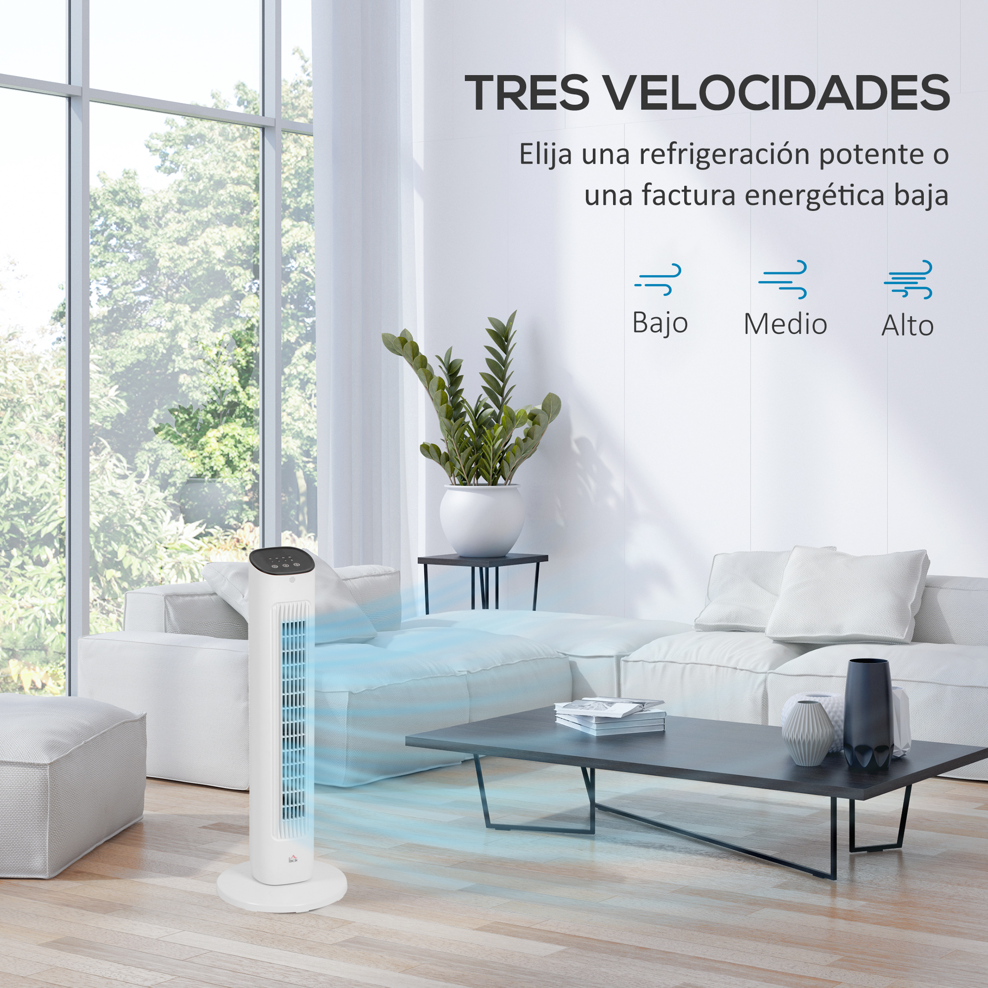 Un ventilador de torre blanco con tres opciones de velocidad está en una sala de estar. Un sofá y una mesa están al fondo.