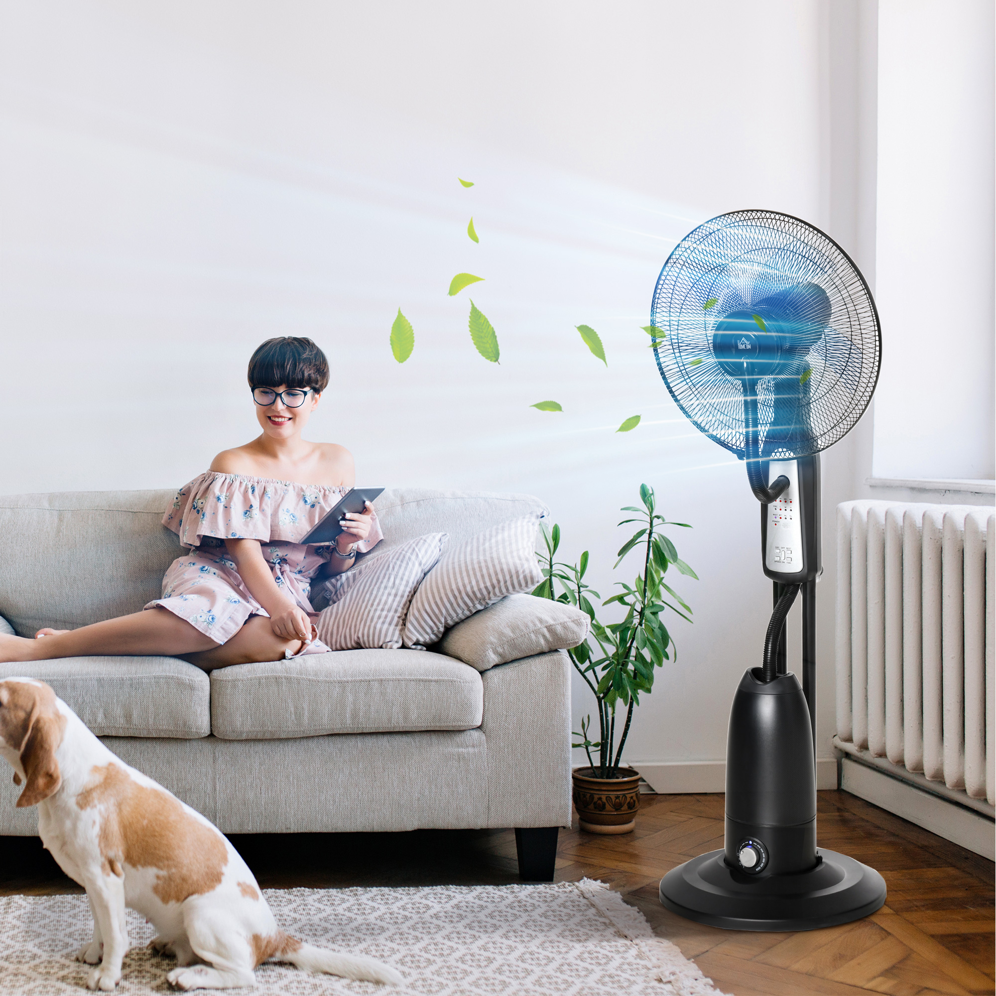 Una donna si rilassa su un divano, un cane è vicino e un ventilatore soffia aria.