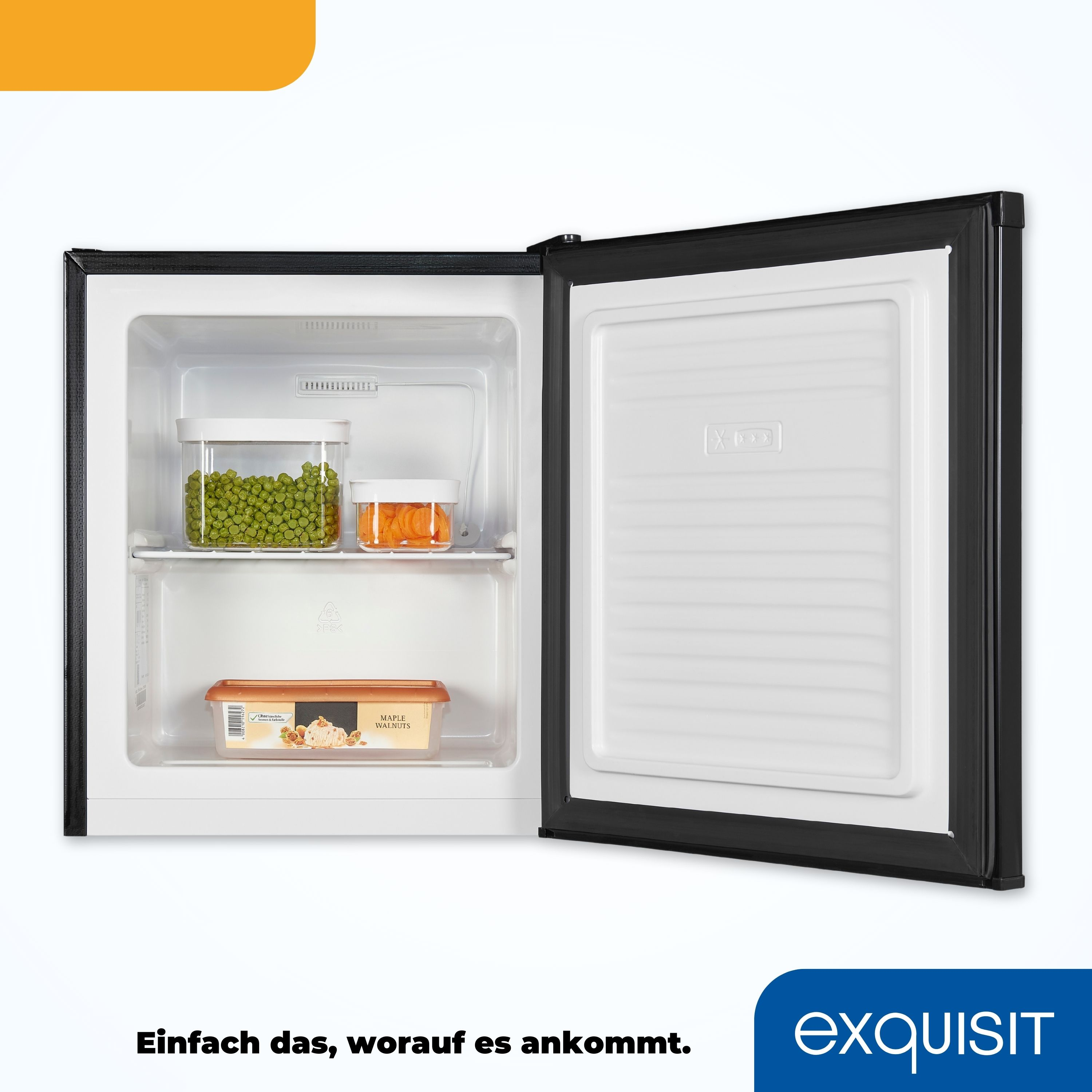 Kühlschrank mit offener Tür, zeigt Erbsen, Karotten und Butter.