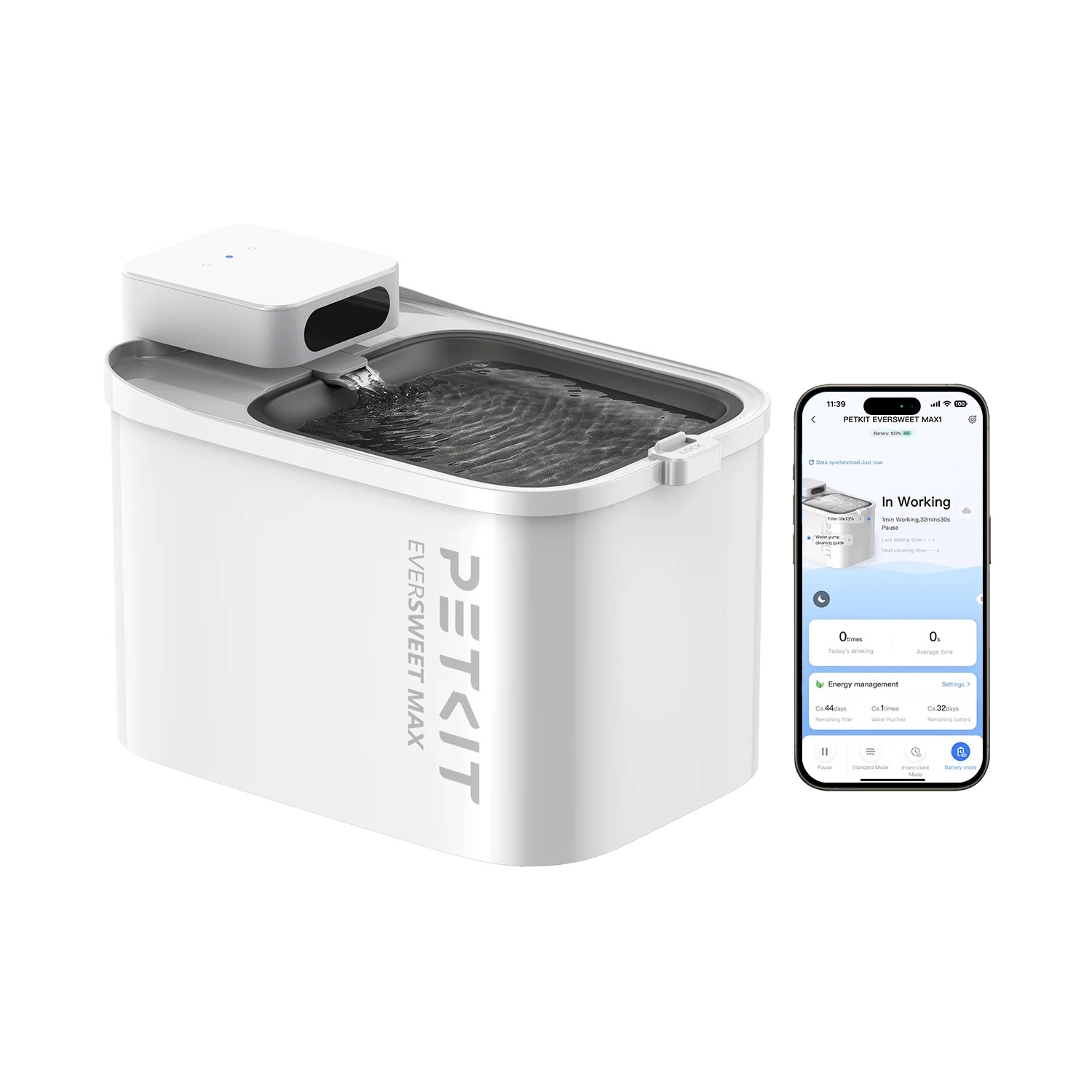 Fontana per acqua bianca per animali domestici con telefono che mostra i controlli dell'app. Sfondo bianco.