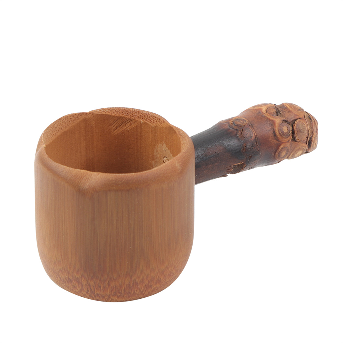 Ein hölzerner Schöpflöffel mit Bambusgriff, der ein dunkelbraunes und beiges Farbschema zeigt.