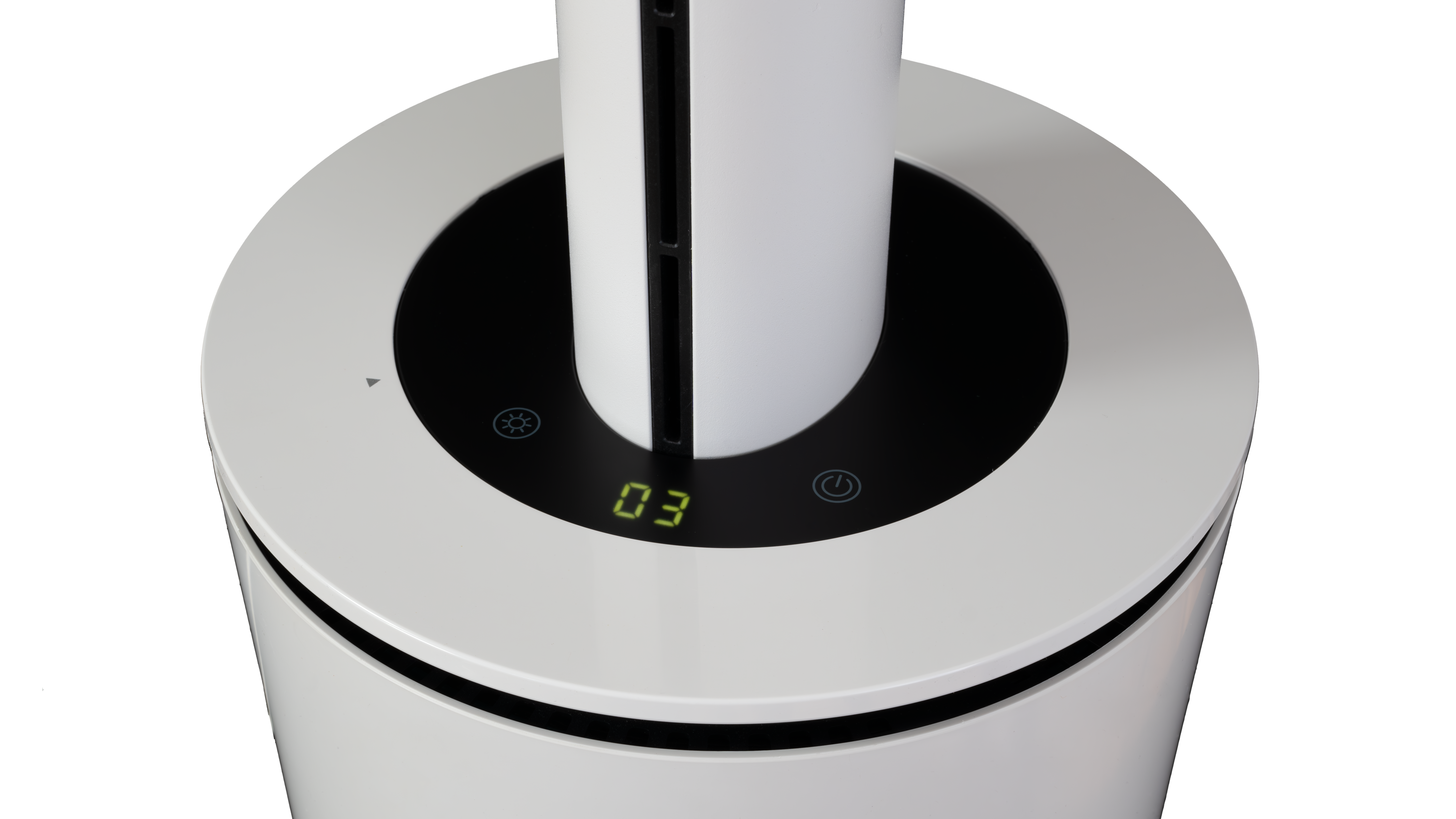 Un ventilatore bianco con un display digitale che mostra il numero 03.
