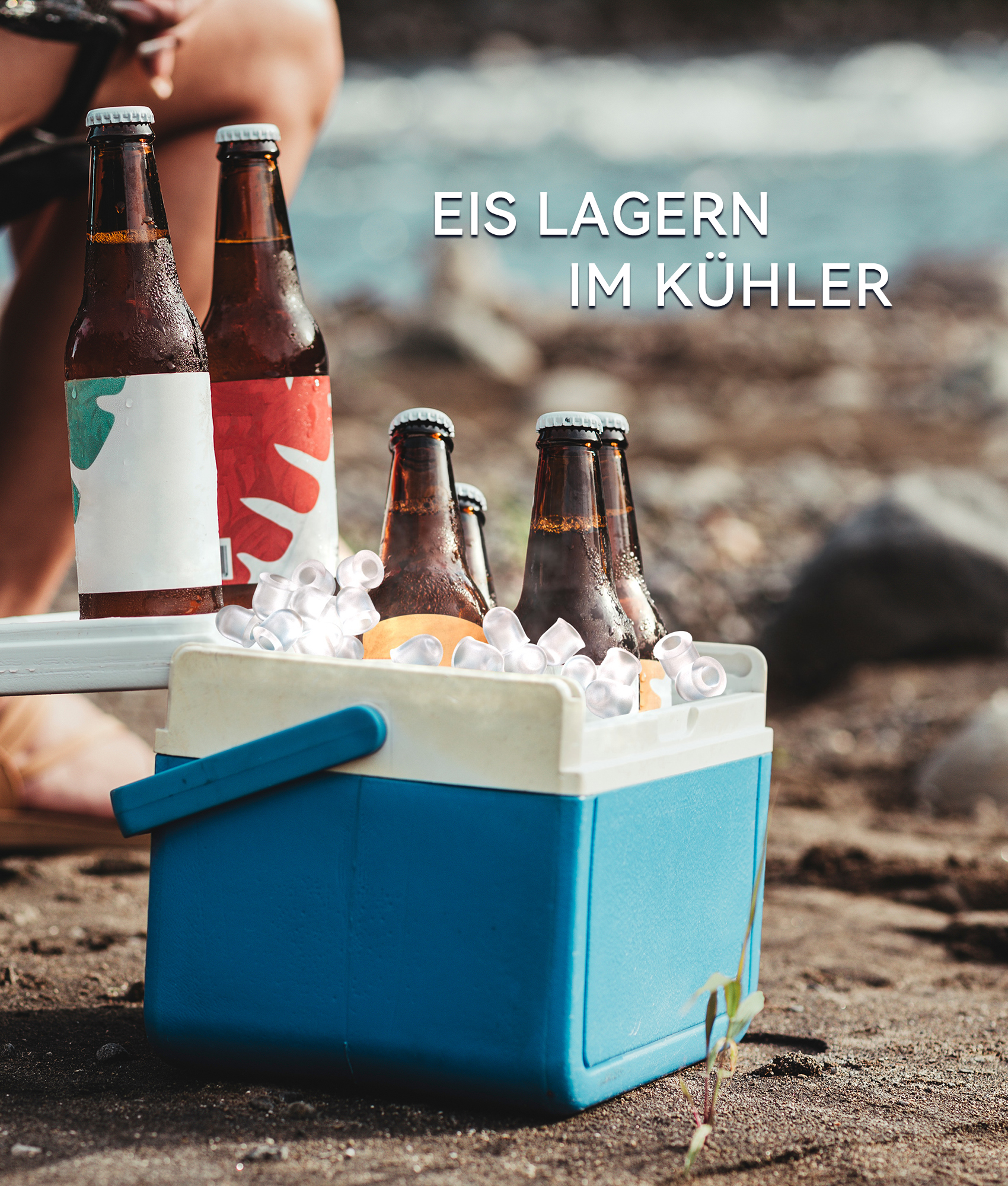Kühler mit Bier und Eis am Ufer. Verschwommener Hintergrund mit Wasser und Bäumen.