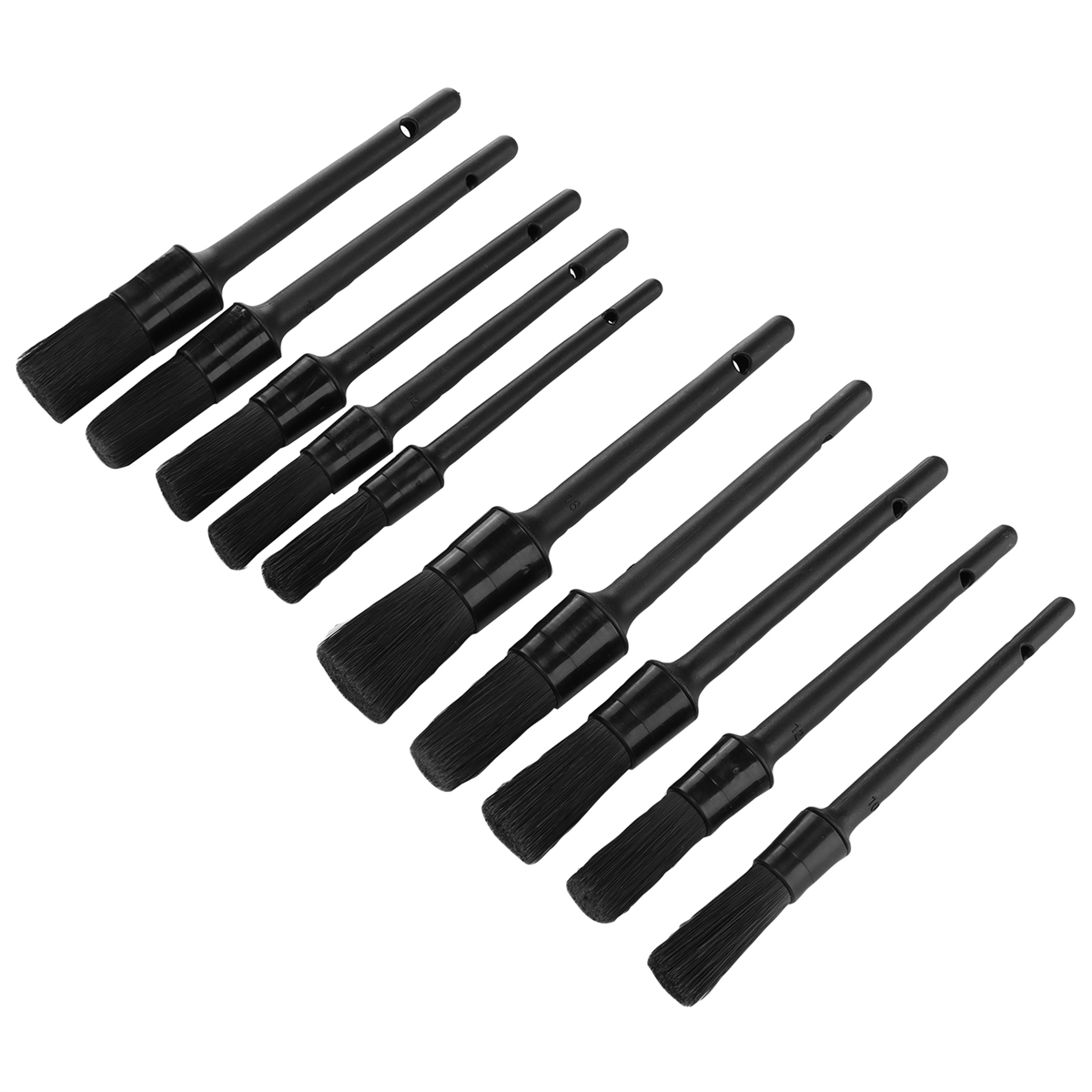 Zehn schwarze Detailpinsel schräg auf weißer Oberfläche angeordnet.