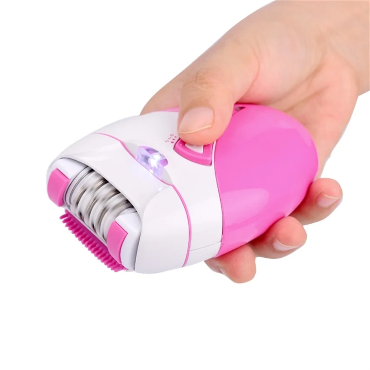 Ein rosa-weißer elektrischer Epilierer in einer Hand, der Epilierkopf ist sichtbar.