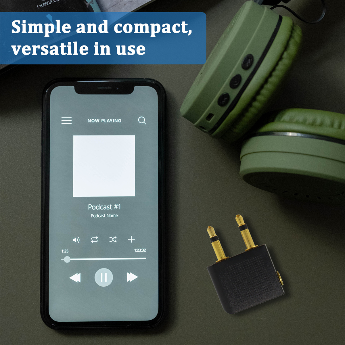 Ein Telefon mit einem Podcast, Kopfhörern und einem Audio-Klinkenadapter.
