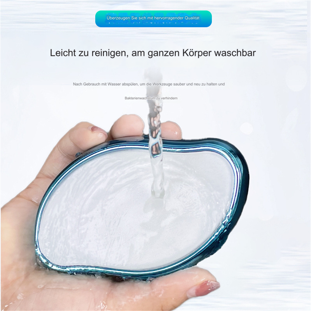 Hand hält ein weiß-blaues Gesichtsreinigungswerkzeug. Wasser läuft darüber.