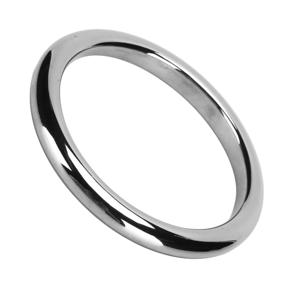 Ein glänzender silberner Ring vor weißem Hintergrund. Der Ring ist freigestellt.