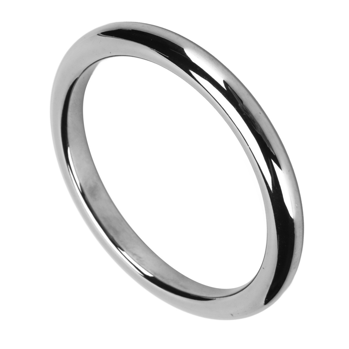 Silberner Ring. Glänzende, reflektierende Oberfläche. Der Ring ist kreisförmig.