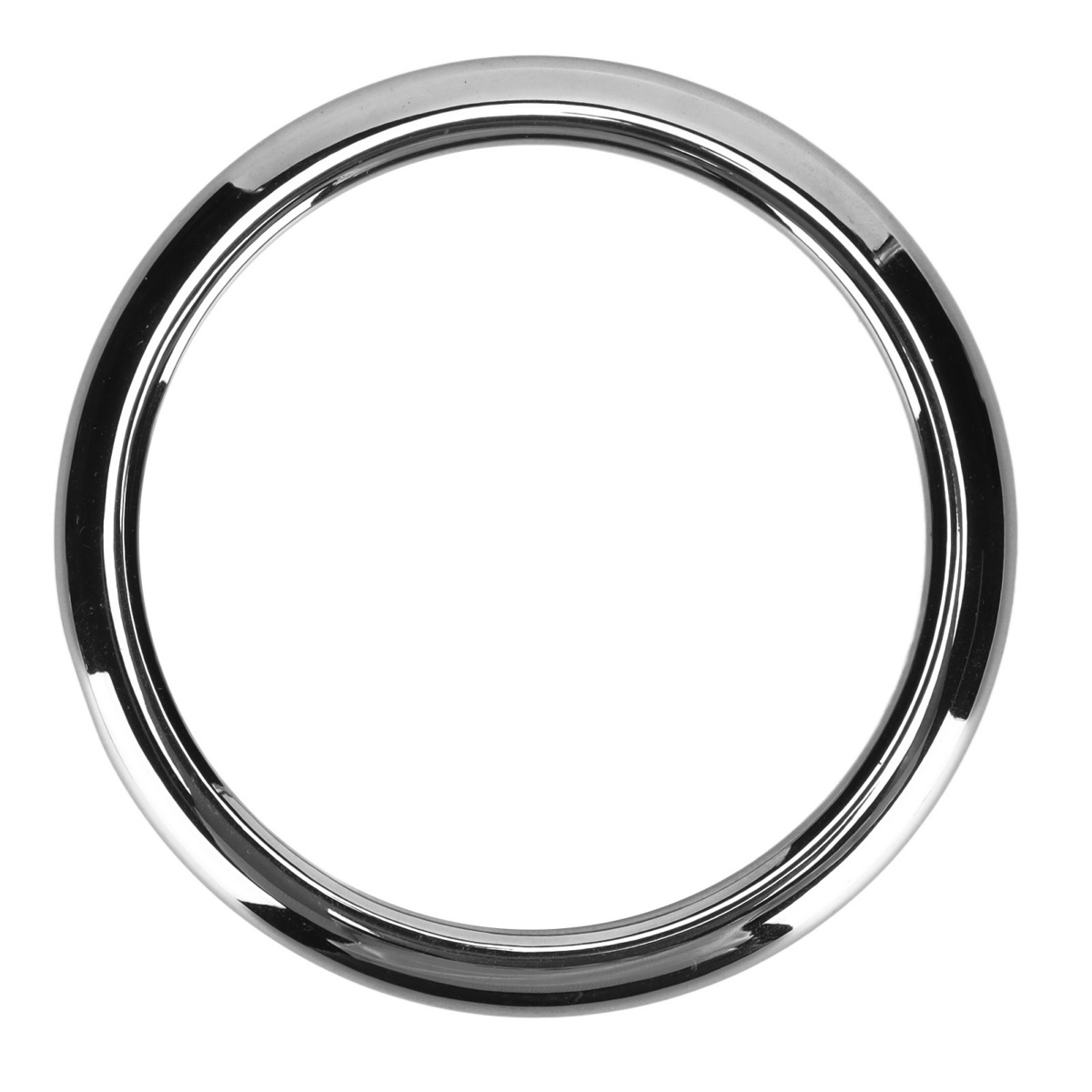 Nahaufnahme eines glänzenden Chromrings, kreisförmig, auf weißem Hintergrund. Der Ring reflektiert das Licht.