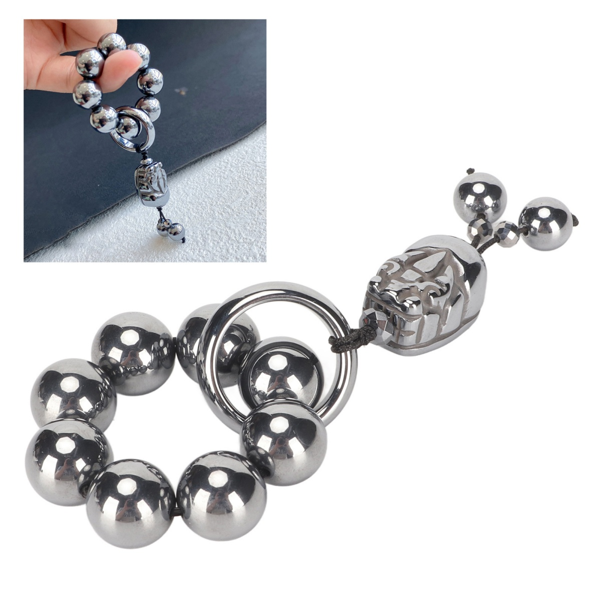 Ein Satz Metallperlen, einige in einem Armband, und ein schädelförmiger Anhänger.