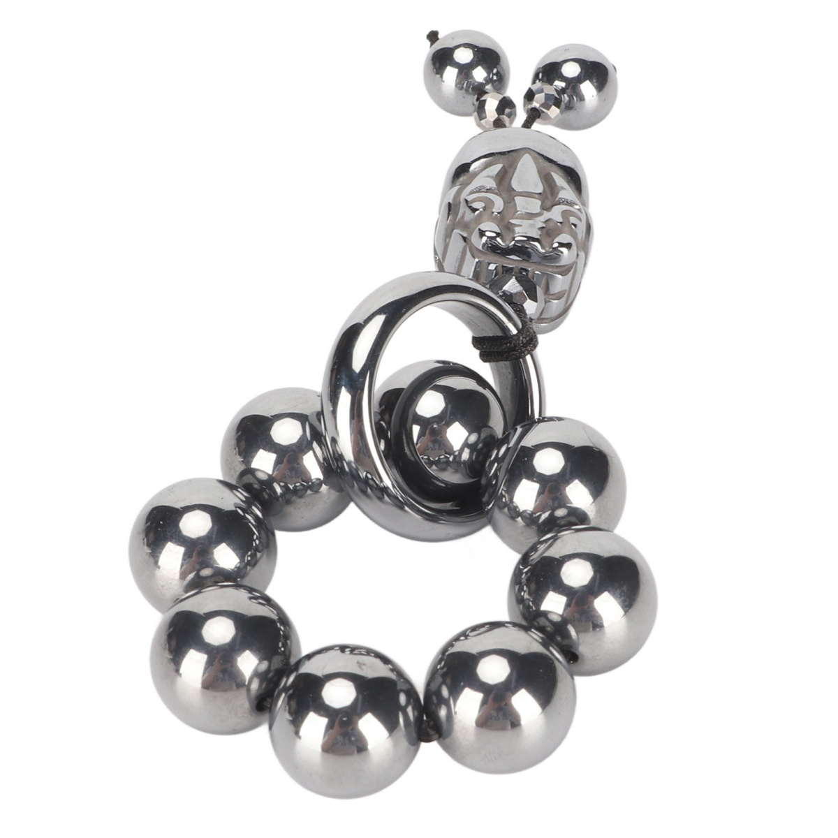 Ein Metall-Schlüsselanhänger mit Kopf und Kugelring. Die Kugeln bilden einen Kreis.