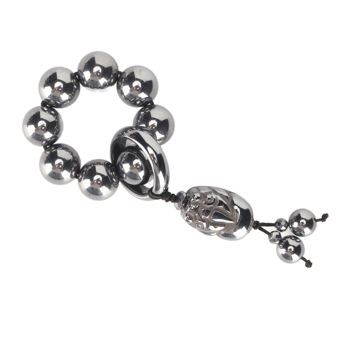 Glänzendes silbernes Armband mit kugelförmigen Perlen und einem dekorativen Anhänger.