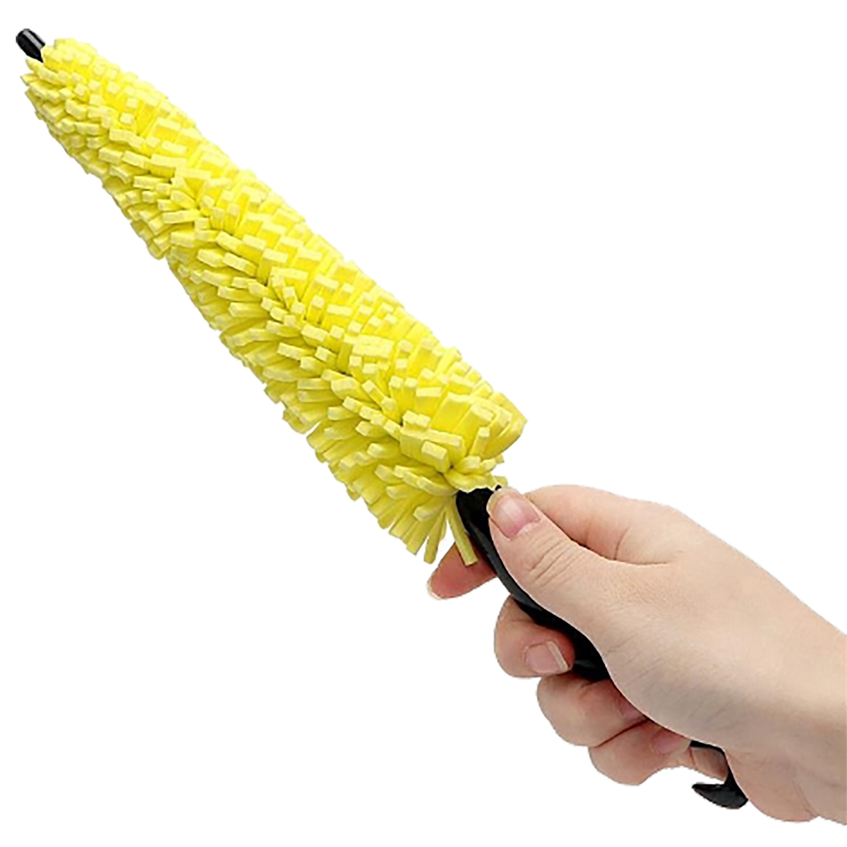 Gelbe Reinigungsbürste, gehalten von einer Hand, mit schwarzem Griff.