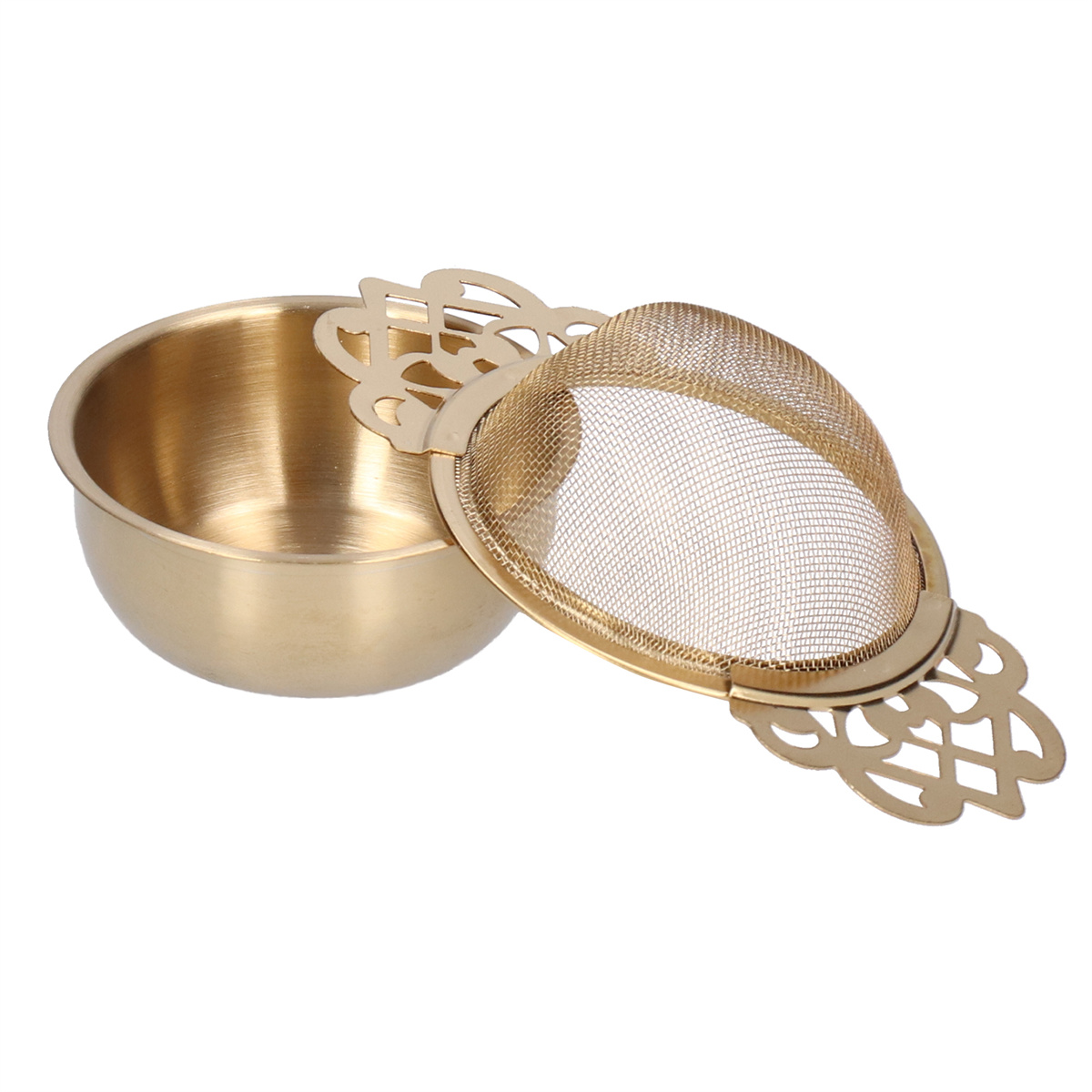 Goldener Teesieb mit Schüssel, auf weißer Oberfläche platziert.