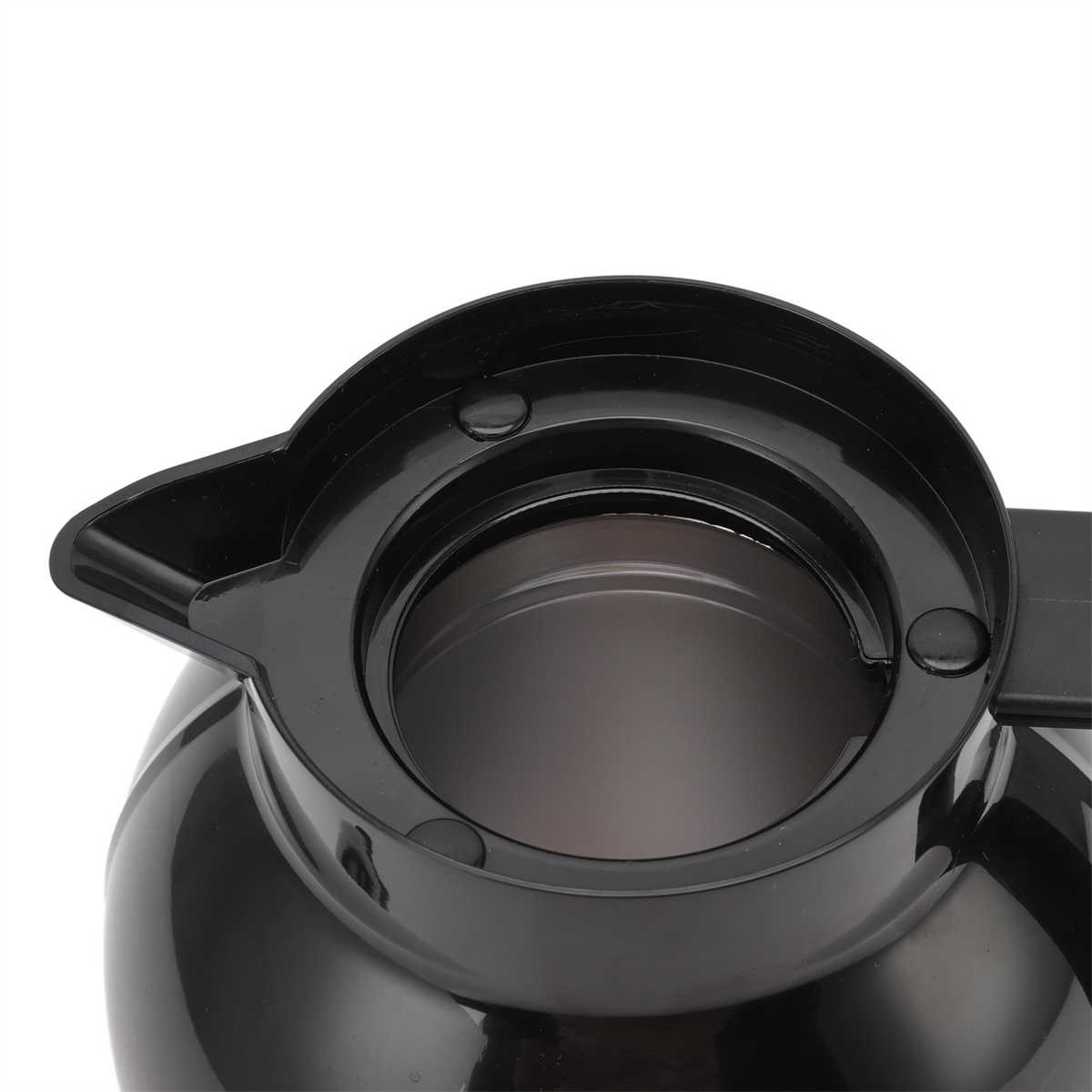 Nahaufnahme einer schwarzen Thermosflasche mit weiter Öffnung und schwarzem Deckel. Der Hintergrund ist weiß.