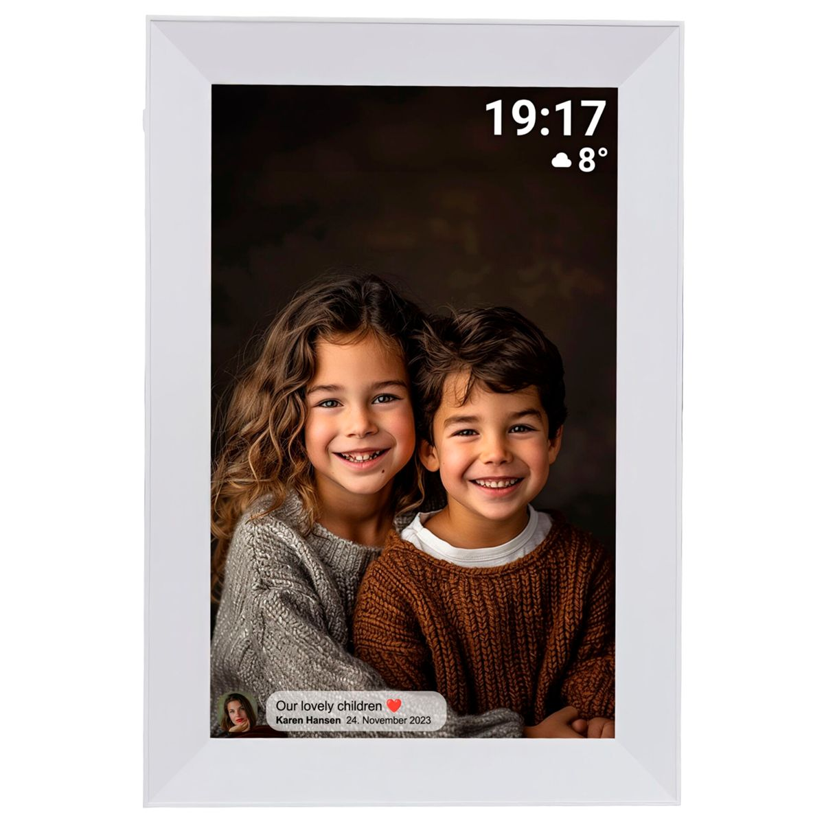 Cadre photo numérique affichant deux enfants souriants avec texte et météo, cadre blanc, fond sombre.
