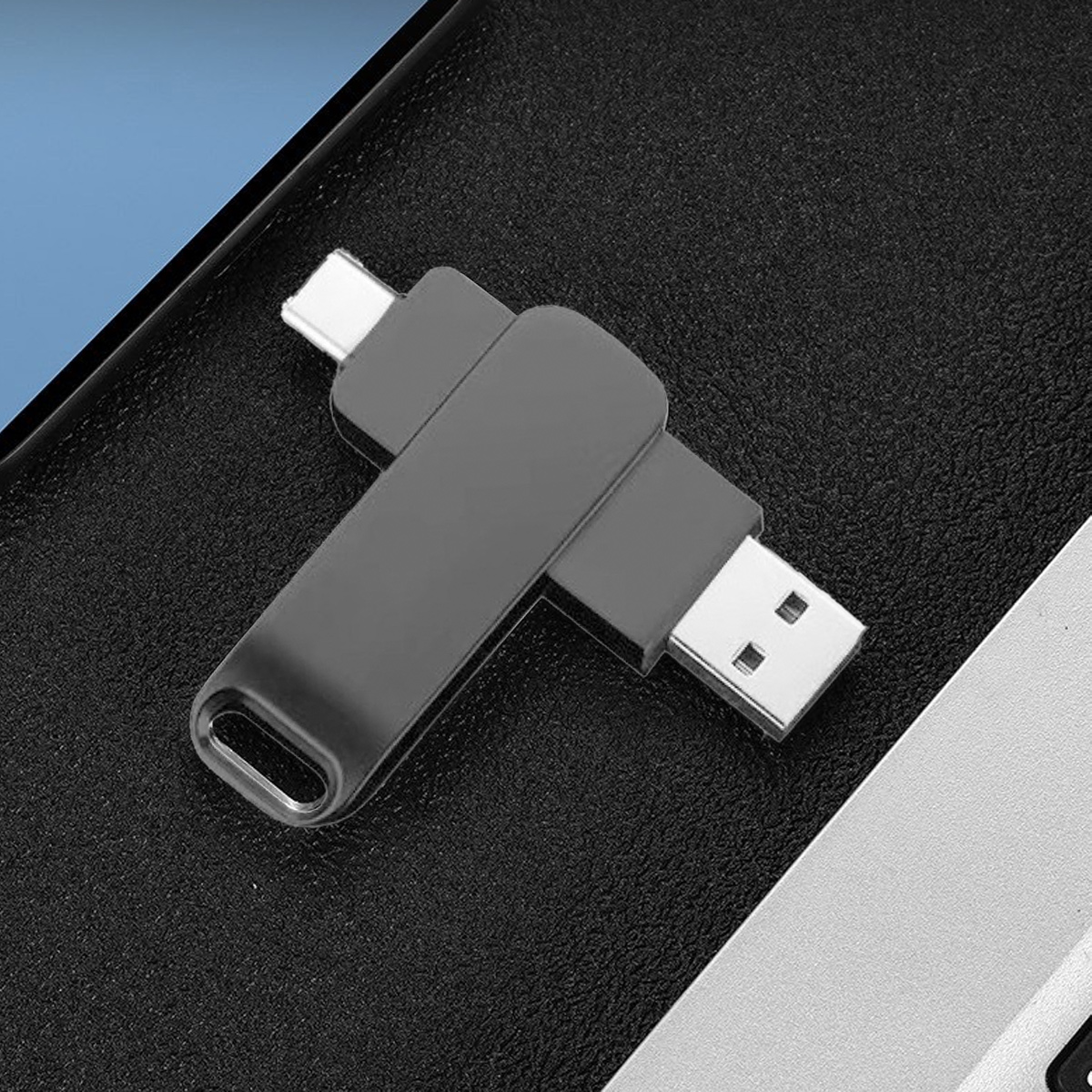 Ein grauer, drehbarer USB-Stick mit USB- und USB-C-Anschlüssen.