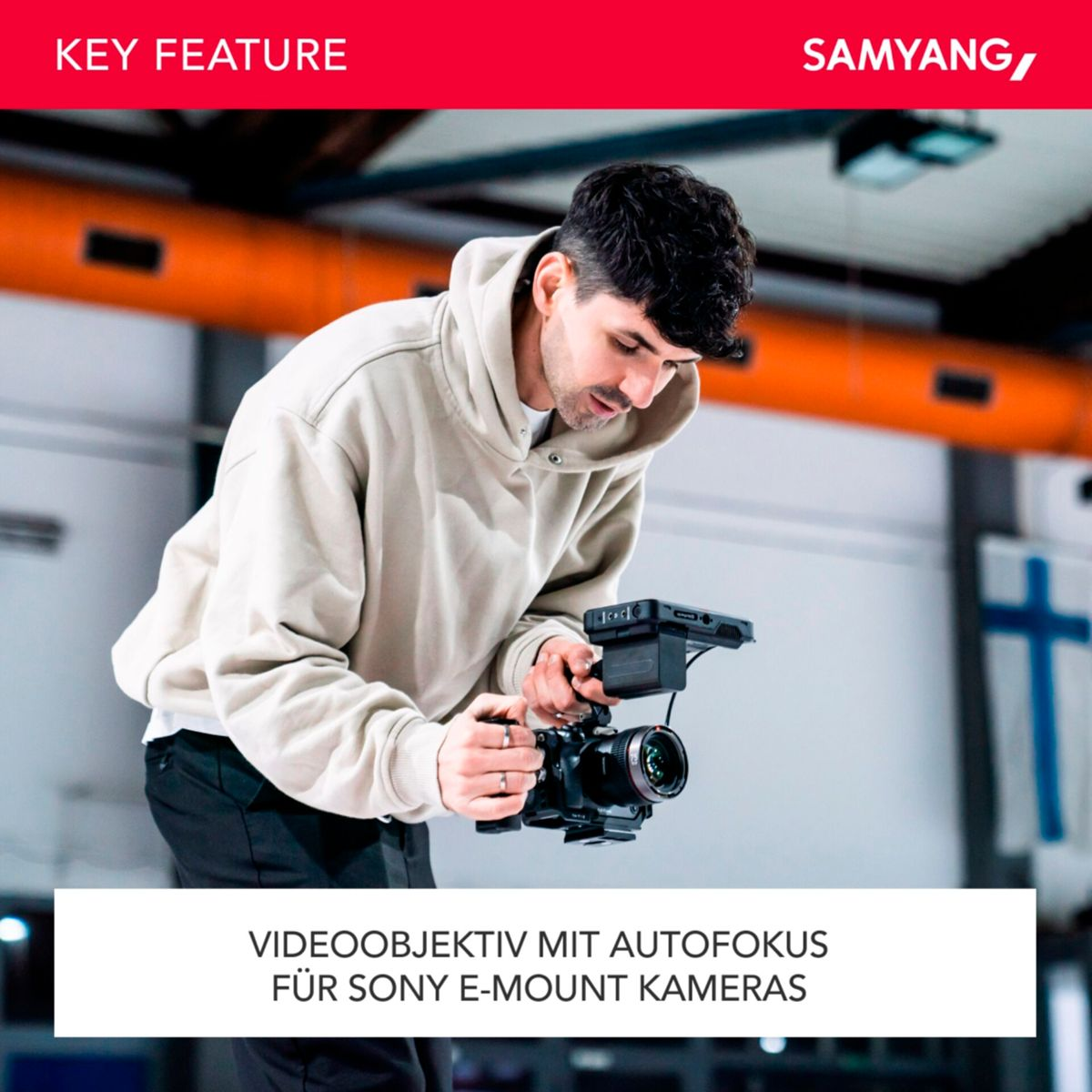 Homme filmant avec une caméra. Texte ci-dessus : CARACTÉRISTIQUE CLÉ SAMYANG. Ci-dessous : objectif vidéo avec autofocus.