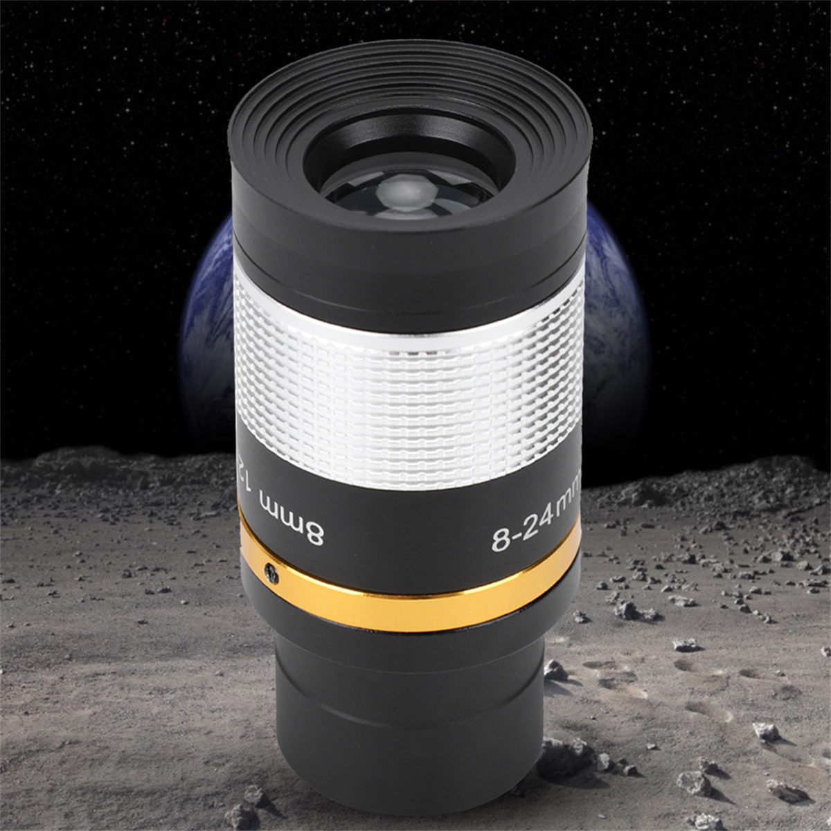 Ein schwarzes und silbernes Teleskopokular. Das Okular befindet sich vor einem Weltraumhintergrund.