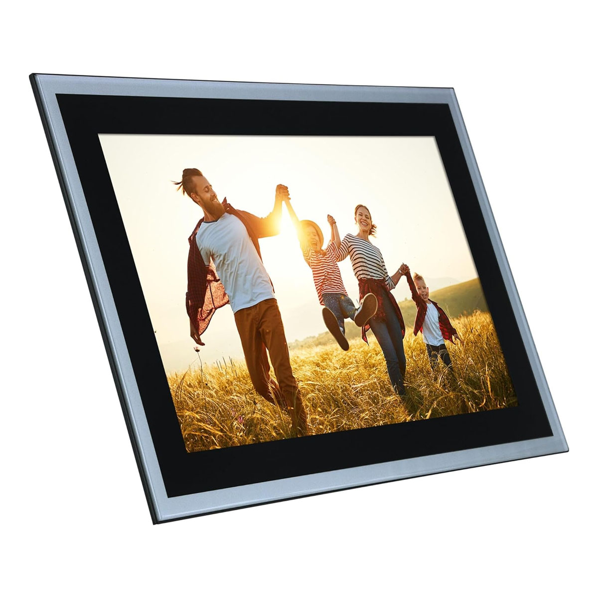 Ein digitaler Bilderrahmen zeigt eine Familie, die sich an einem sonnigen Tag auf einem Feld an den Händen hält.