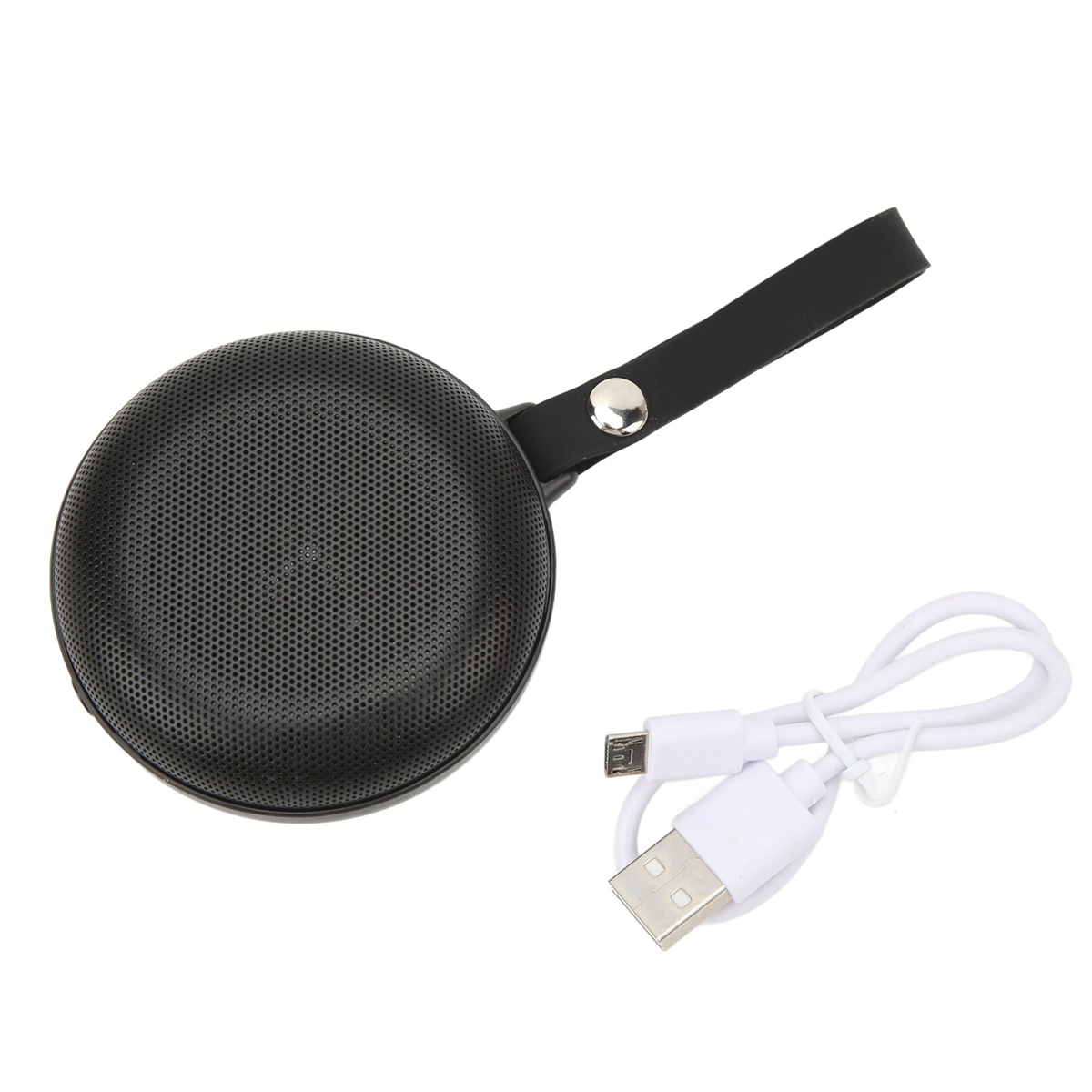 Schwarzer tragbarer Lautsprecher mit Griff und USB-Ladekabel. Es hat eine perforierte Oberfläche.