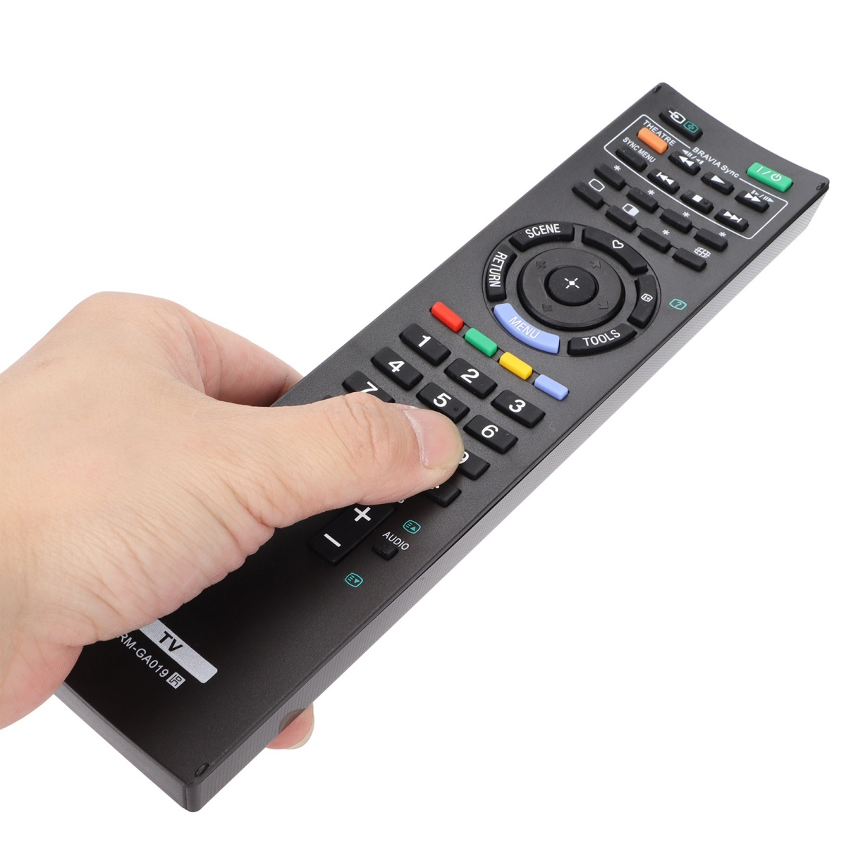 Hand hält schwarze TV-Fernbedienung mit Knöpfen. Text: TV.