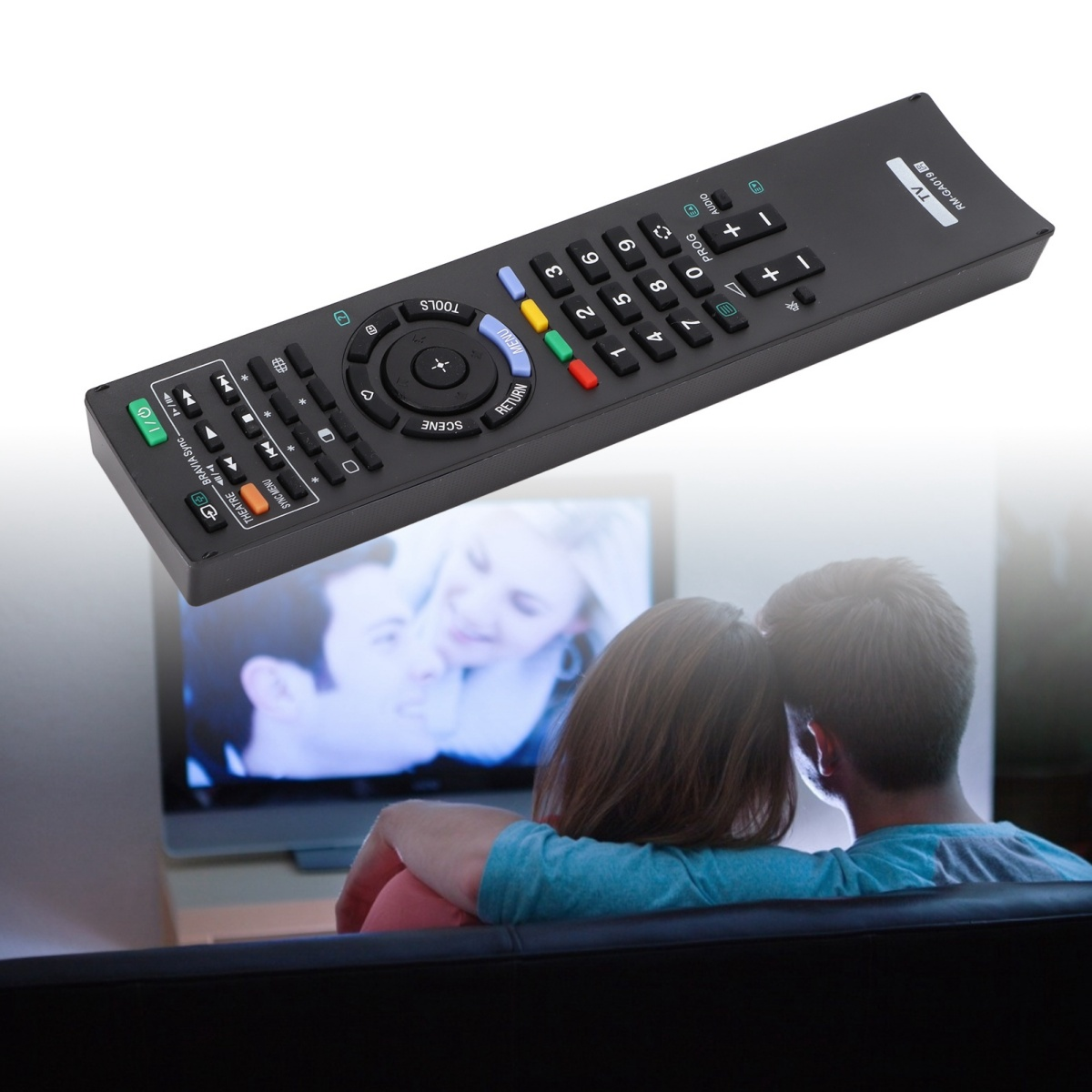 TV-Fernbedienung über einem Paar, das fernsieht.