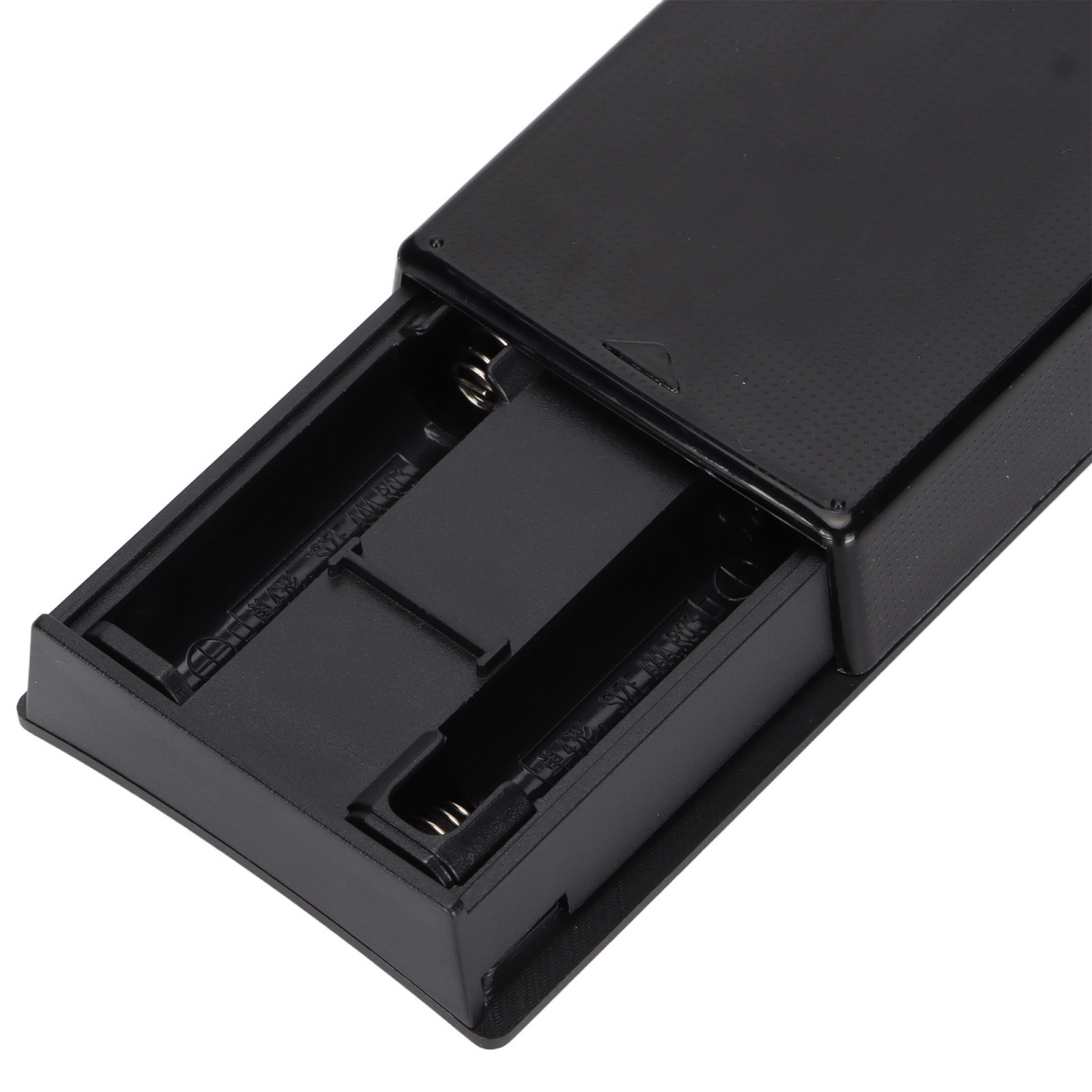 Offenes schwarzes Batteriefach mit Steckplätzen für AA-Batterien.