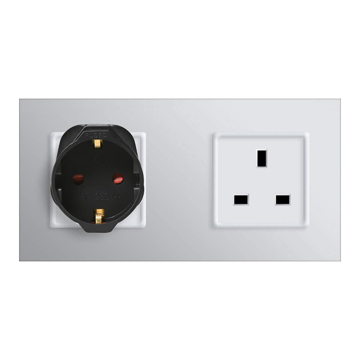 Zwei Steckdosen auf grauem Hintergrund. Eine ist ein schwarzer Stecker, die andere eine weiße Steckdose.