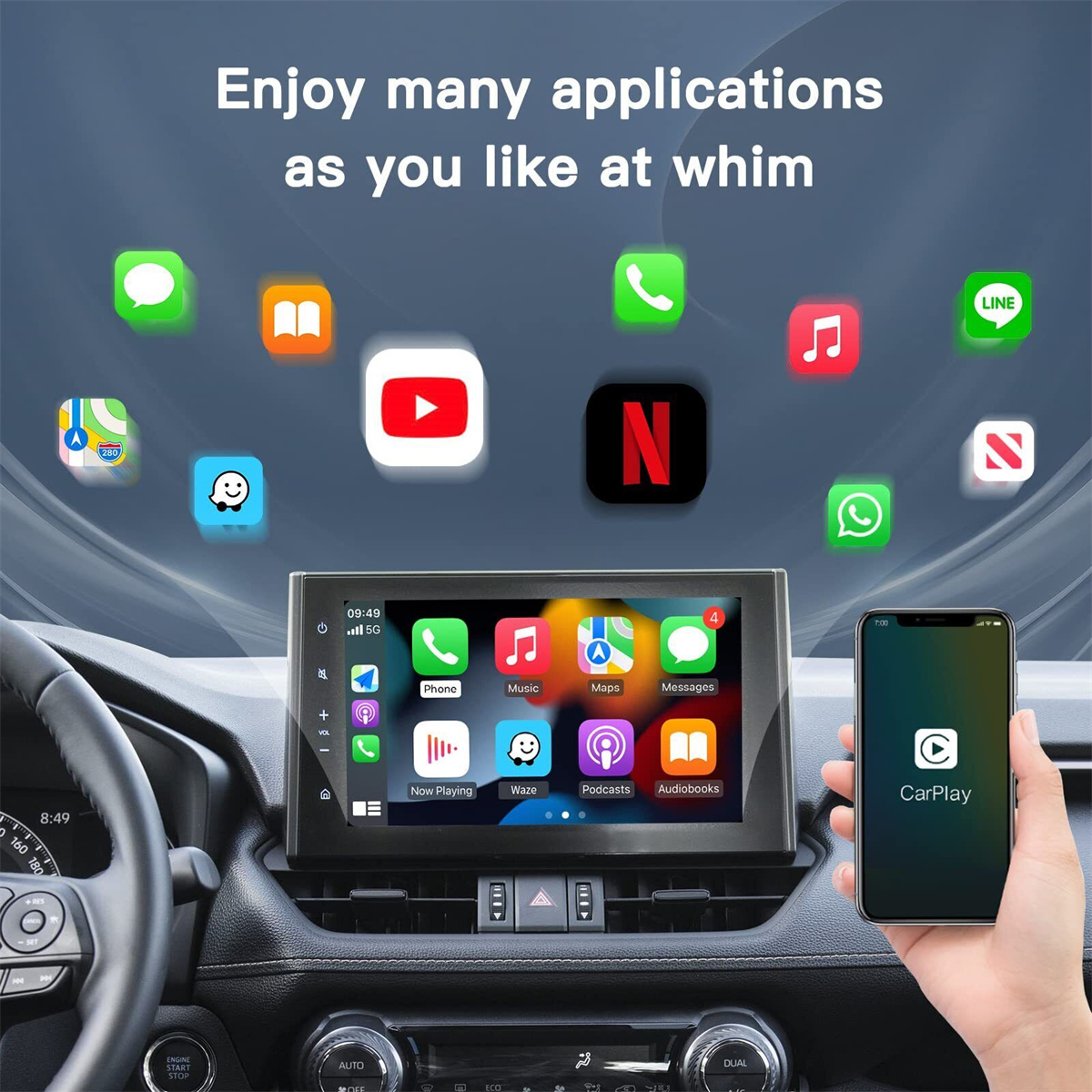 Armaturenbrett eines Autos mit einem Bildschirm, der Apps anzeigt. Ein Telefon mit CarPlay ist in der rechten Hand.