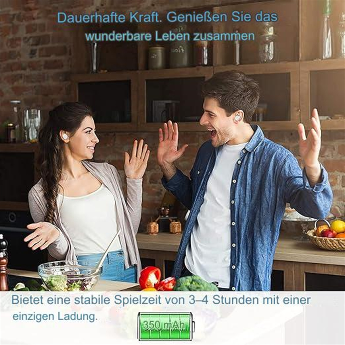 Ein Mann und eine Frau mit Ohrhörern, lächelnd und gestikulierend in einer Küche.