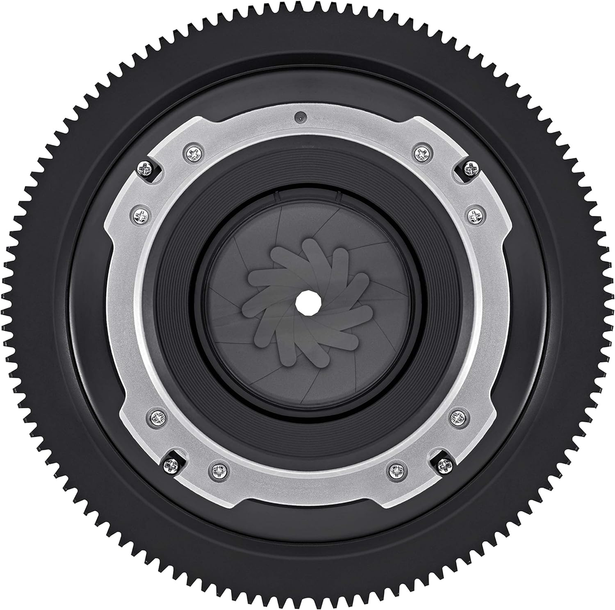 Eine offene Kameralinse aus direkter Perspektive mit Lamellen, die eine Blende bilden.