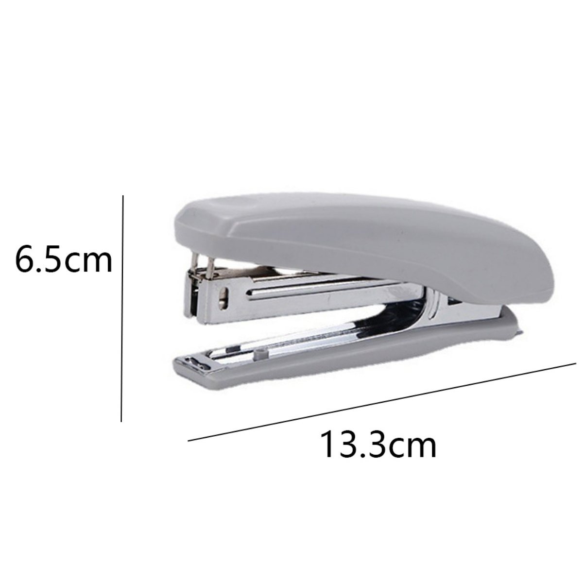 Ein grauer Tacker mit Abmessungen, 6,5 cm hoch und 13,3 cm lang, auf weißem Hintergrund.