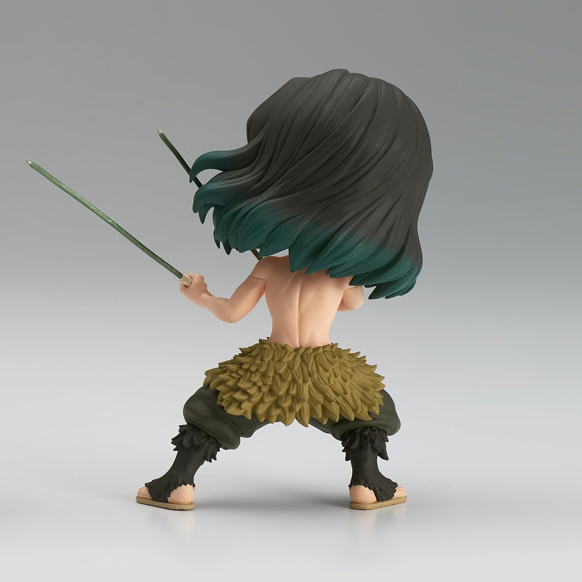 Anime-Figur: Inosuke Hashibira, Rückansicht. Hält Schwerter, trägt Ebermaske und Fellshorts.