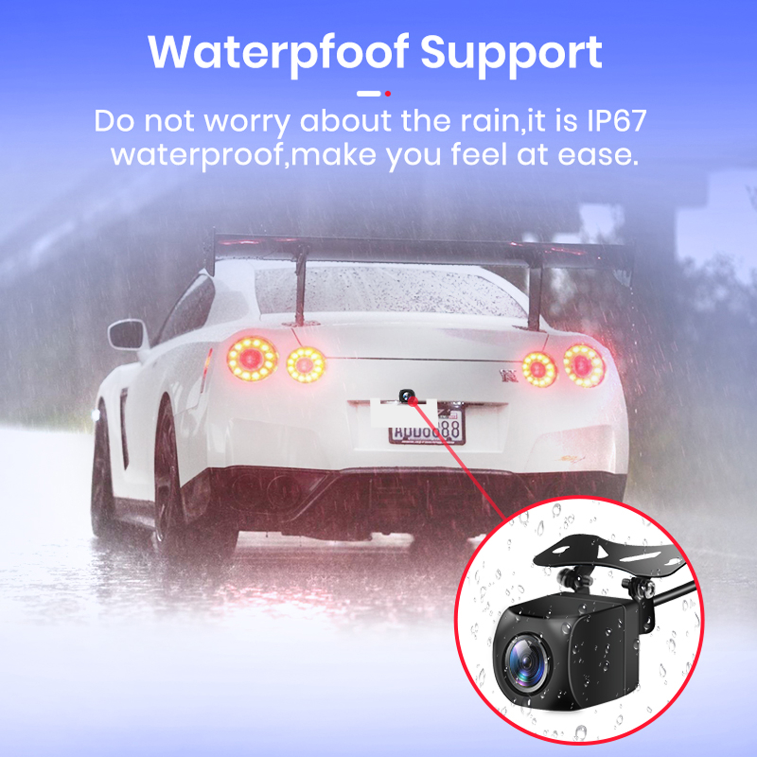 Weißes Auto mit Spoiler im Regen. Eine schwarze Kamera ist am Heck des Autos befestigt.