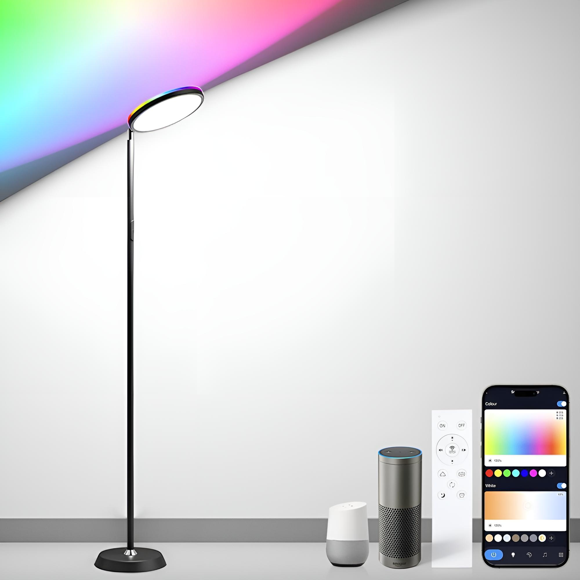 Eine hohe, schwarze Stehlampe mit einem farbwechselnden Lichtring, Fernbedienung und Smart Speaker, weiße Wand.