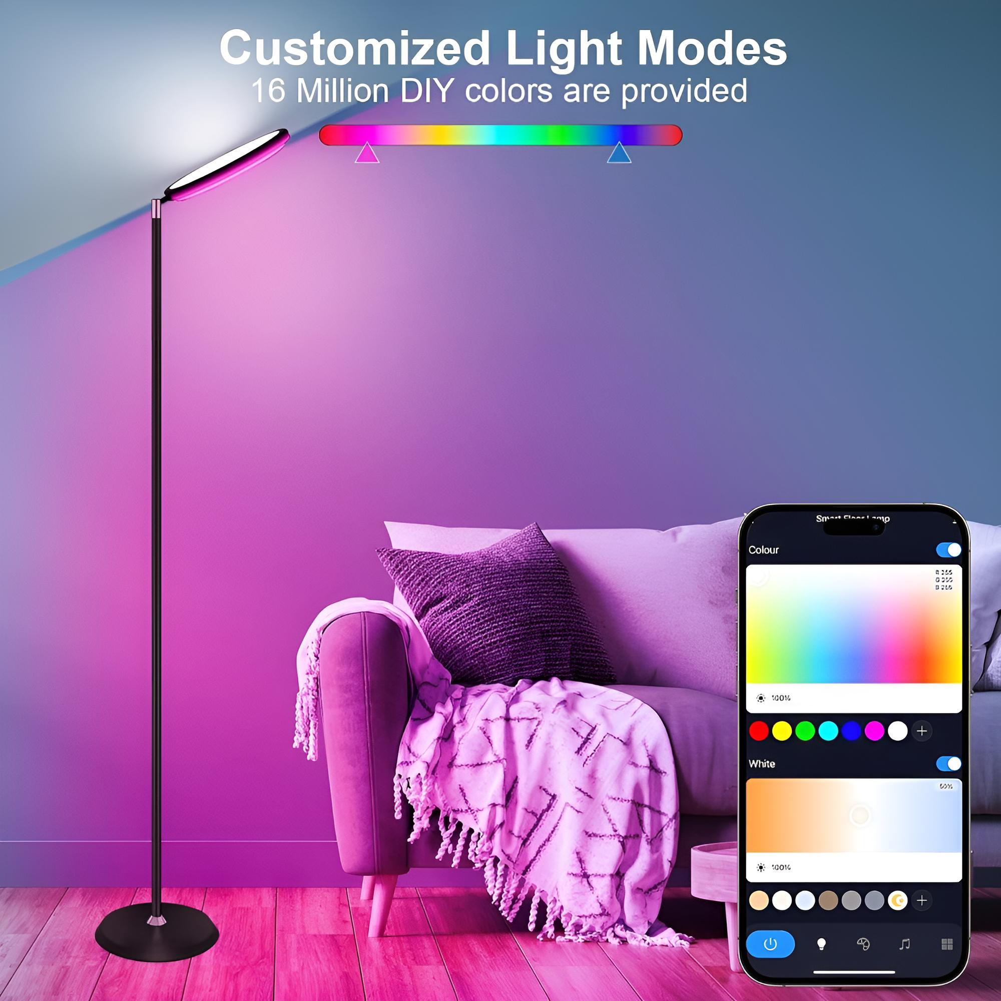 Stehlampe mit Farbmodi und Smartphone mit Farbauswahl. Sofa und Teppich im Hintergrund.